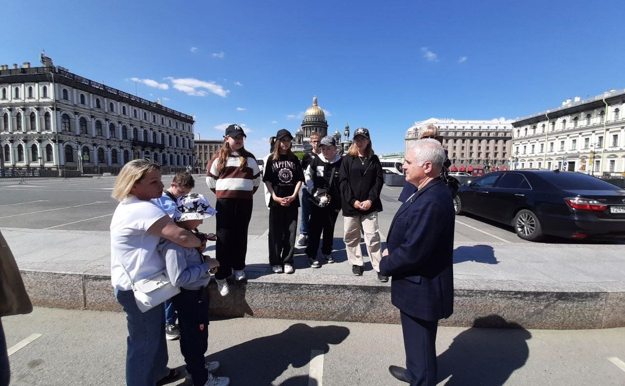Сергей Мартынов организовал поездку школьников в Санкт-Петербург