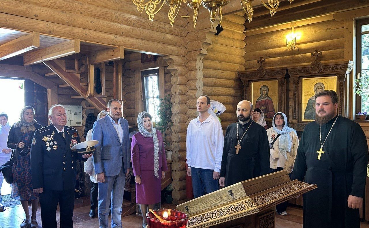 Екатерина Алтабаева высадила на аллеях Троицкого сквера в городе Севастополе цветущую Георгиевскую ленту