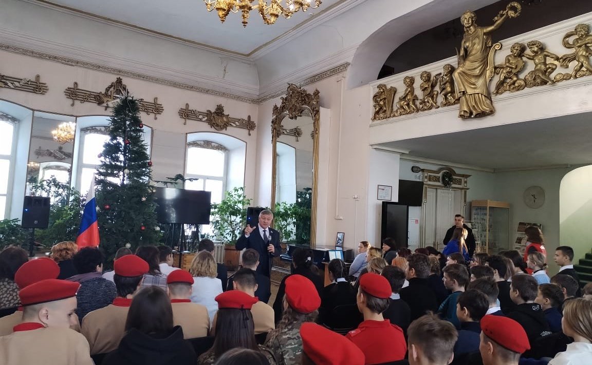 Сергей Михайлов вручил памятные медали Совета Федерации «За проявленное мужество» подросткам из города Нерчинск