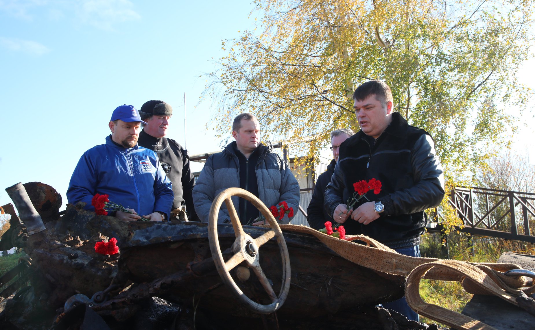Дмитрий Василенко принял участие в экспедиции в поселок Кобона Кировского района. Здесь состоялась торжественная церемония подъема со дна Ладожского озера автомобиля времен Великой Отечественной войны