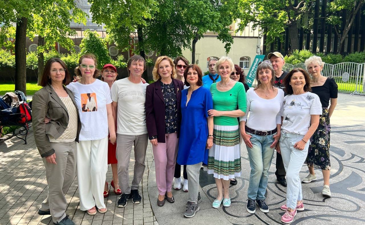 Инна Святенко встретилась в саду «Эрмитаж» с жителями столицы «серебряного возраста» — участниками открытых уроков по общей физической подготовке и танцам