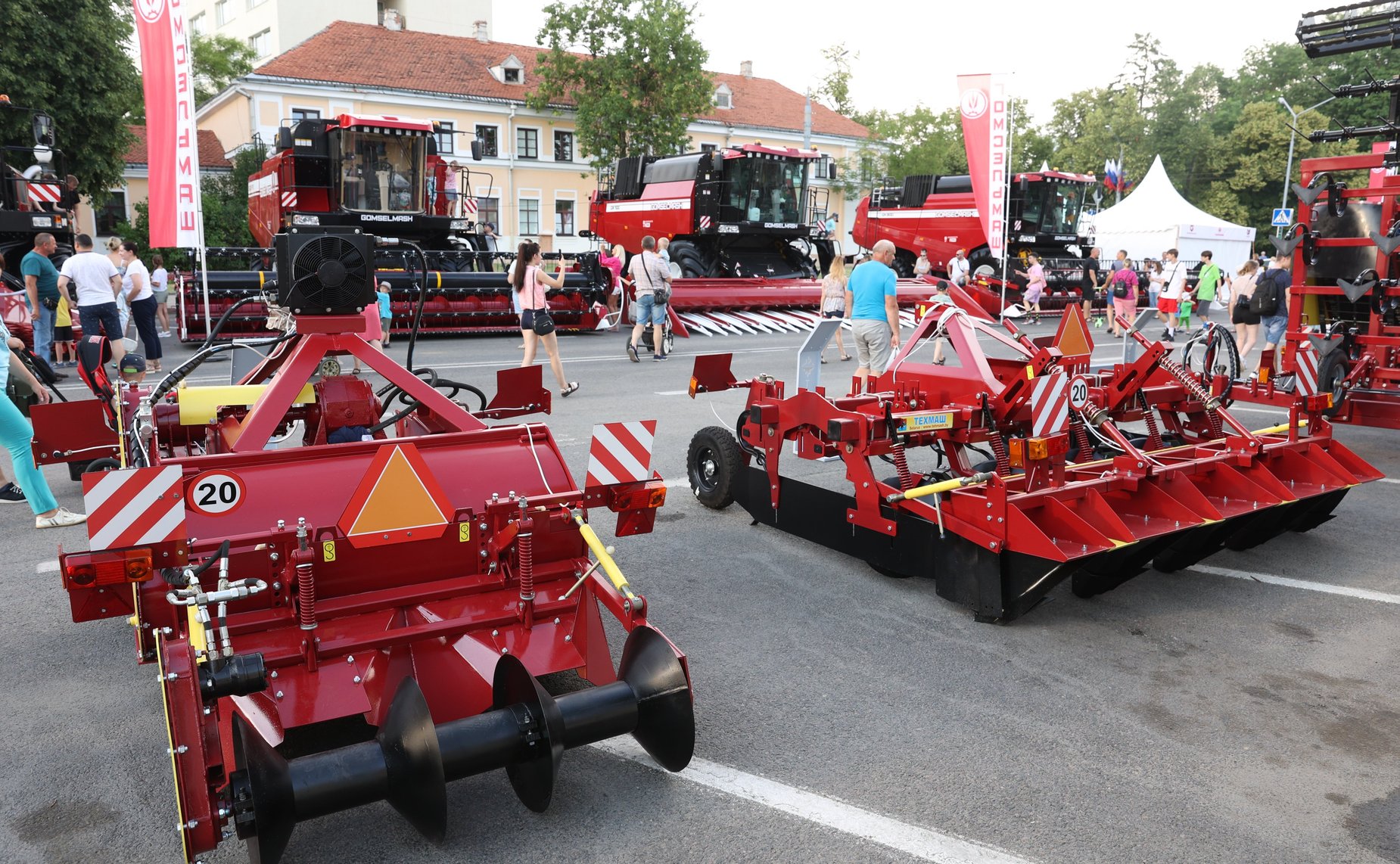 Валентина Матвиенко совместно с Натальей Кочановой открыли ярмарку достижений народного хозяйства Беларуси