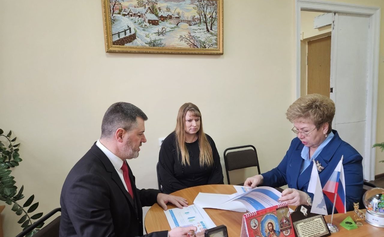 Ольга Бас в ходе поездки в регион провела рабочую встречу с руководителем Управления Росреестра по ЛНР Денисом Гедзеруком