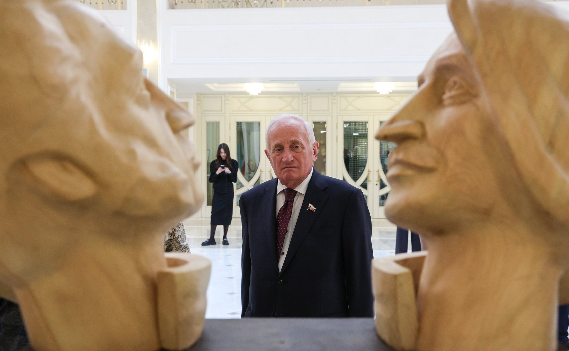 Валентина Матвиенко осмотрела выставку томского скульптора Леонтия Усова «75 – Пространство и Время»