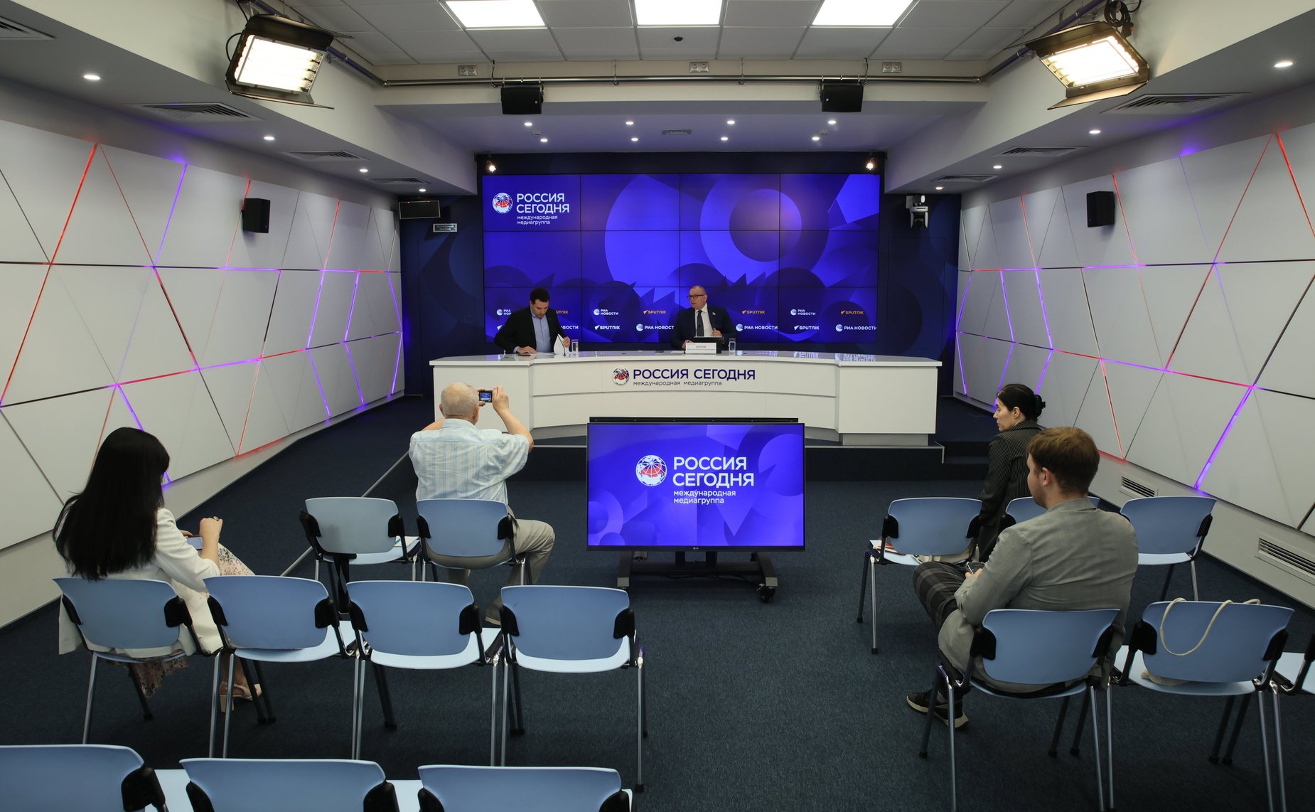 Пресс-конференция заместителя председателя Комитета СФ по экономической политике Константина Долгова