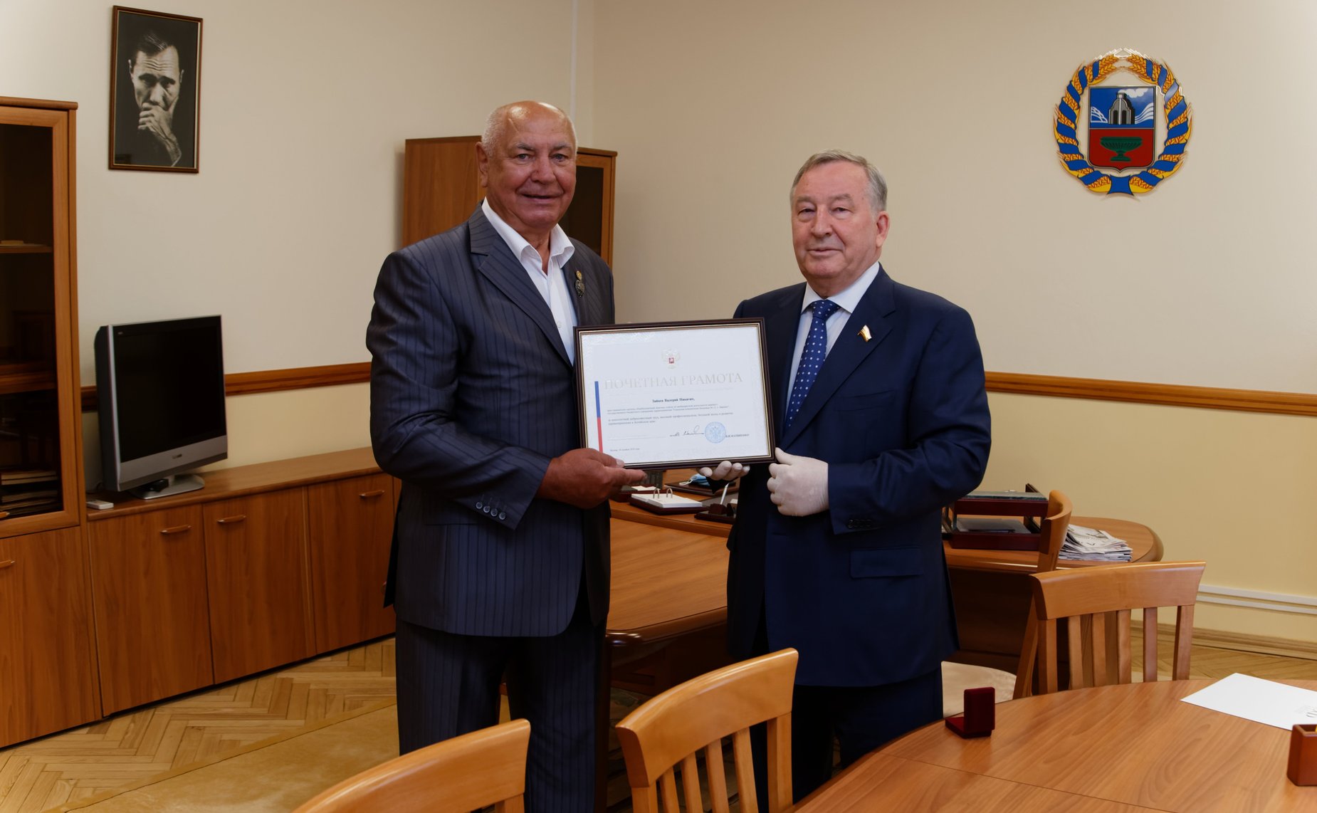 Александр Карлин вручил от Совета Федерации своим землякам заслуженные награды за высокие показатели в профессиональной и общественной деятельности и значительный вклад в социально-экономическое развитие региона