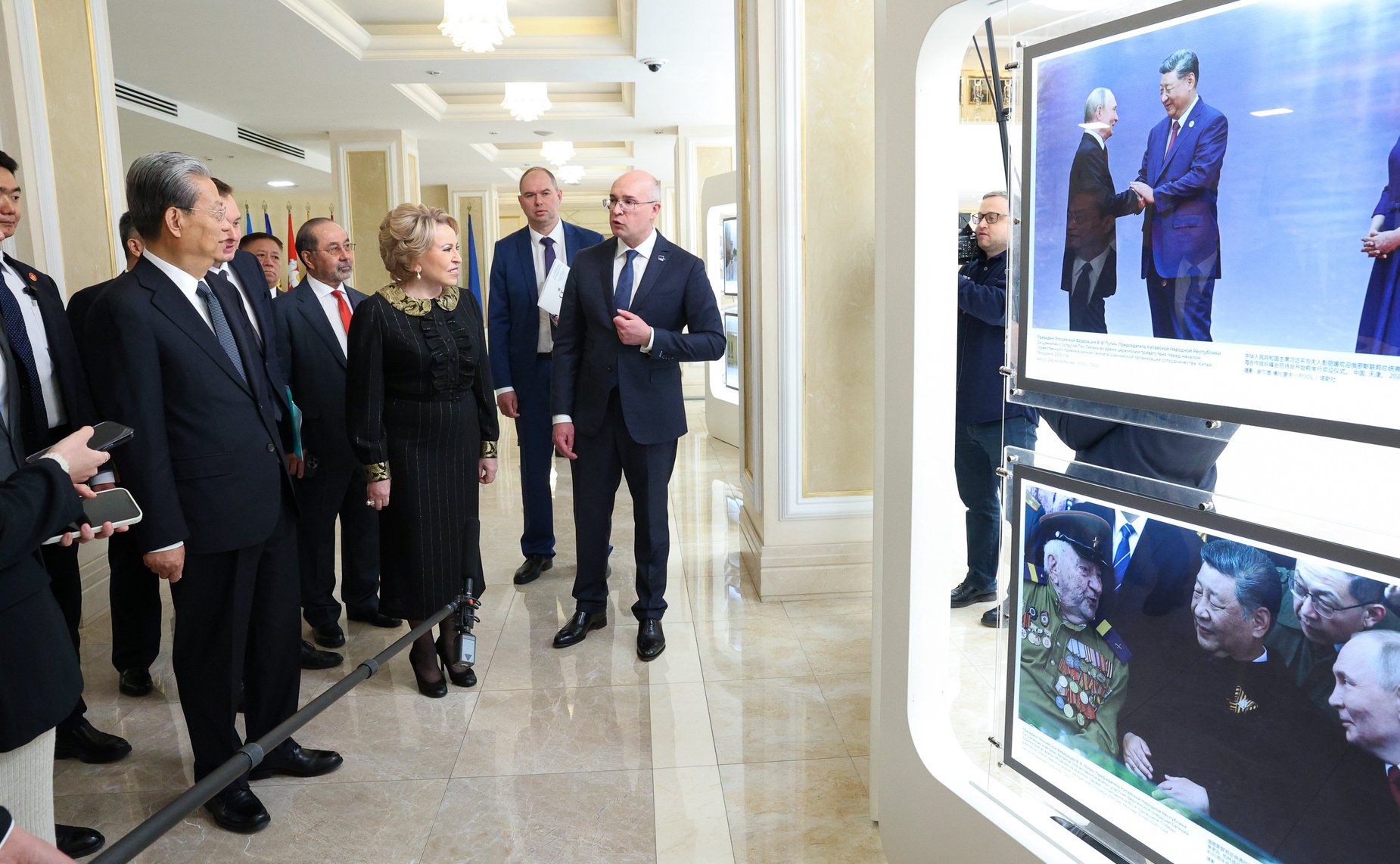 Валентина Матвиенко и Чжао Лэцзи осмотрели фотовыставку «Нерушимая дружба великих народов, стратегическое партнерство великих держав»