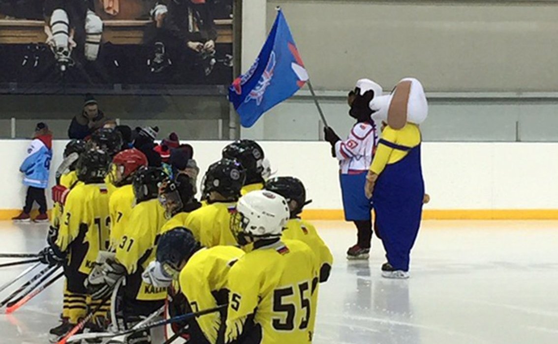 Сергей Леонов поздравил юных победителей турнира по хоккею