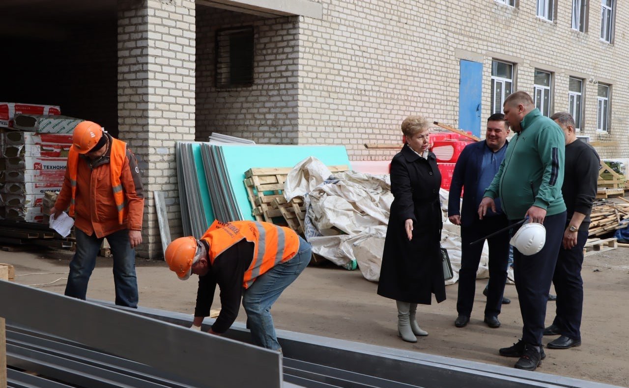 Ольга Бас проинспектировала ход восстановительных работ на социальных объектах ЛНР