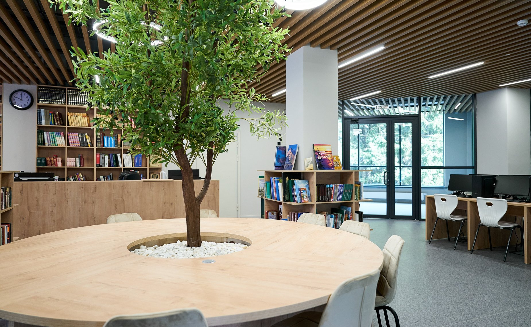 Первый заместитель Председателя СФ Владимир Якушев посетил новый корпус Югорского физико-математического IT-лицея в столице ХМАО Югре