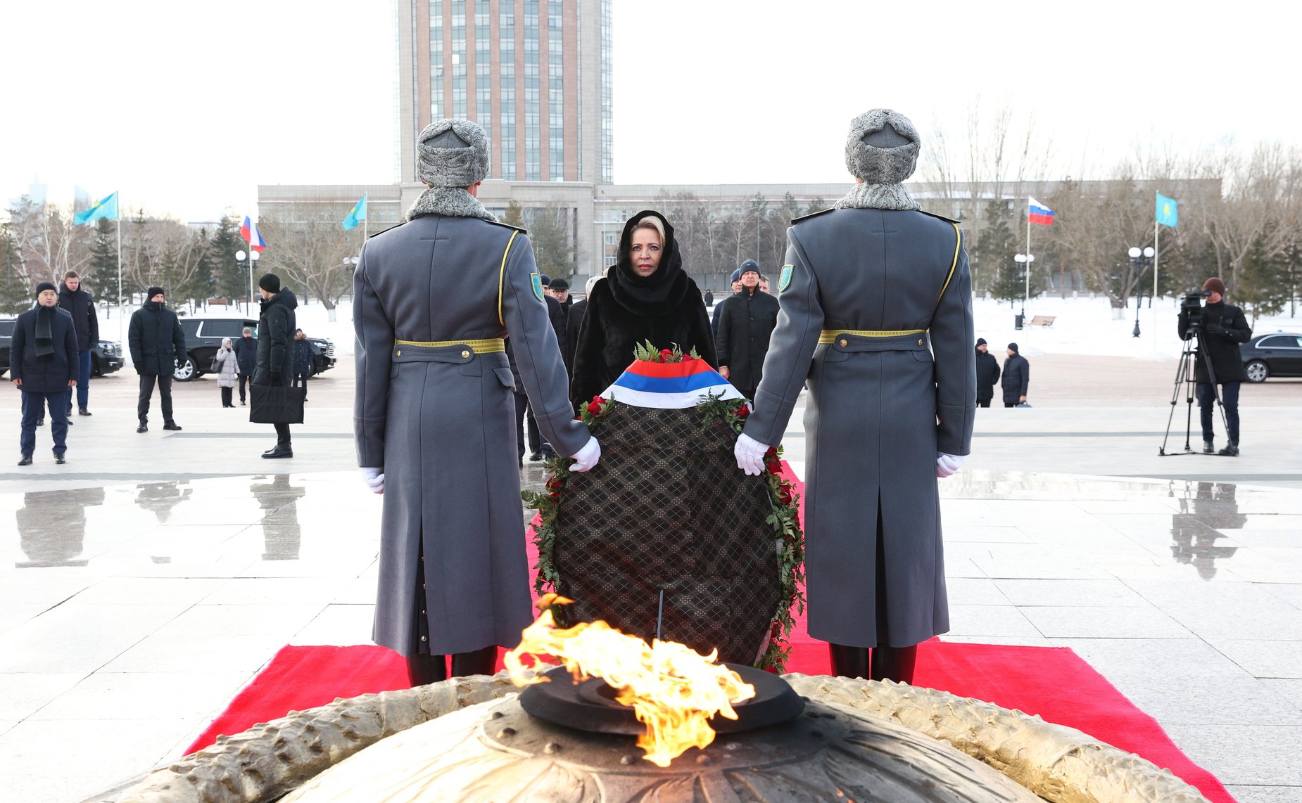 Церемония возложения венка к Монументу защитникам Отечества. Официальный визит делегации Совета Федерации во главе с Председателем СФ Валентиной Матвиенко в Республику Казахстан