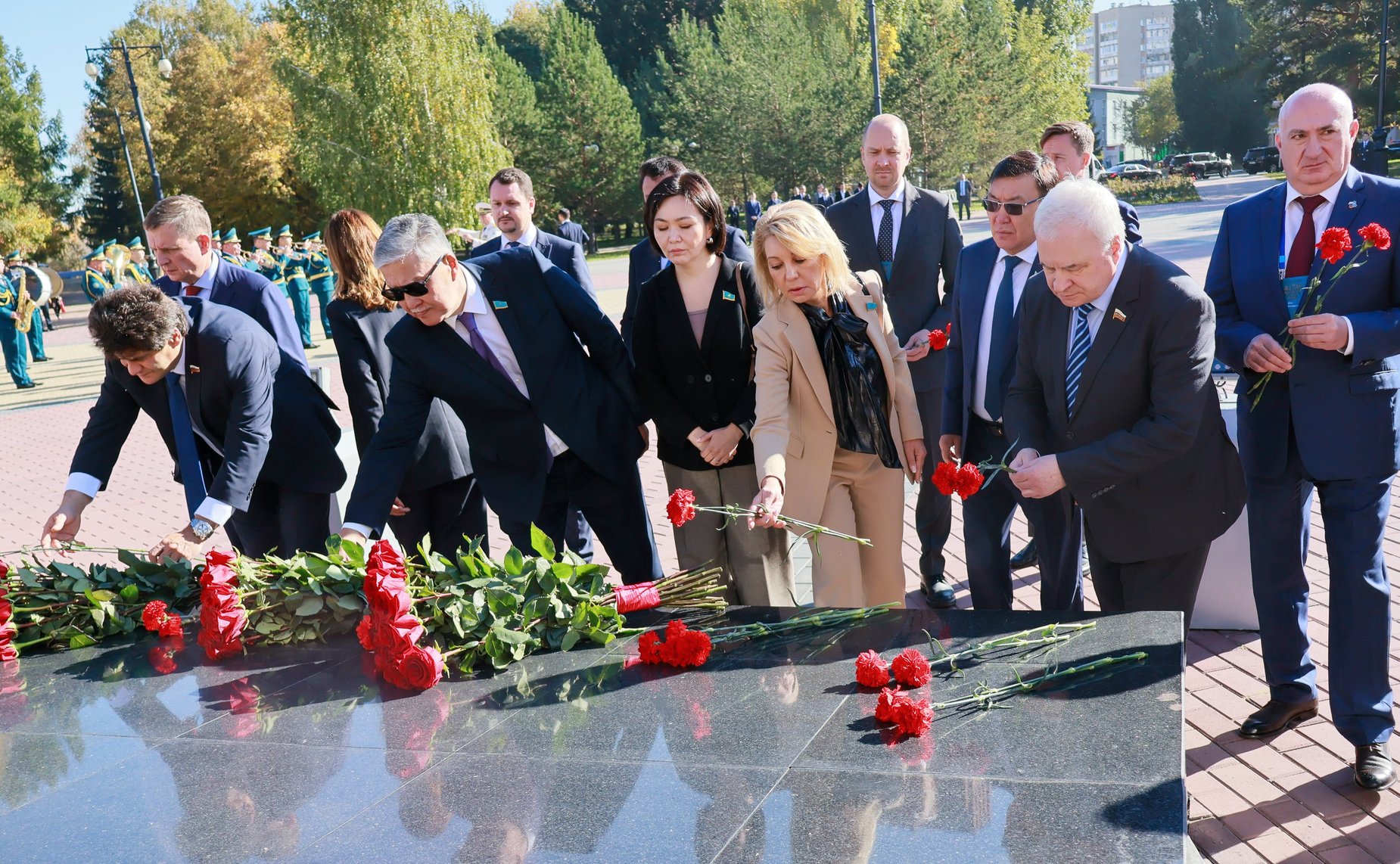 Делегация Совета Федерации приняла участие в возложении цветов к мемориальному комплексу погибших воинов и героев Великой Отечественной войны «Победа»
