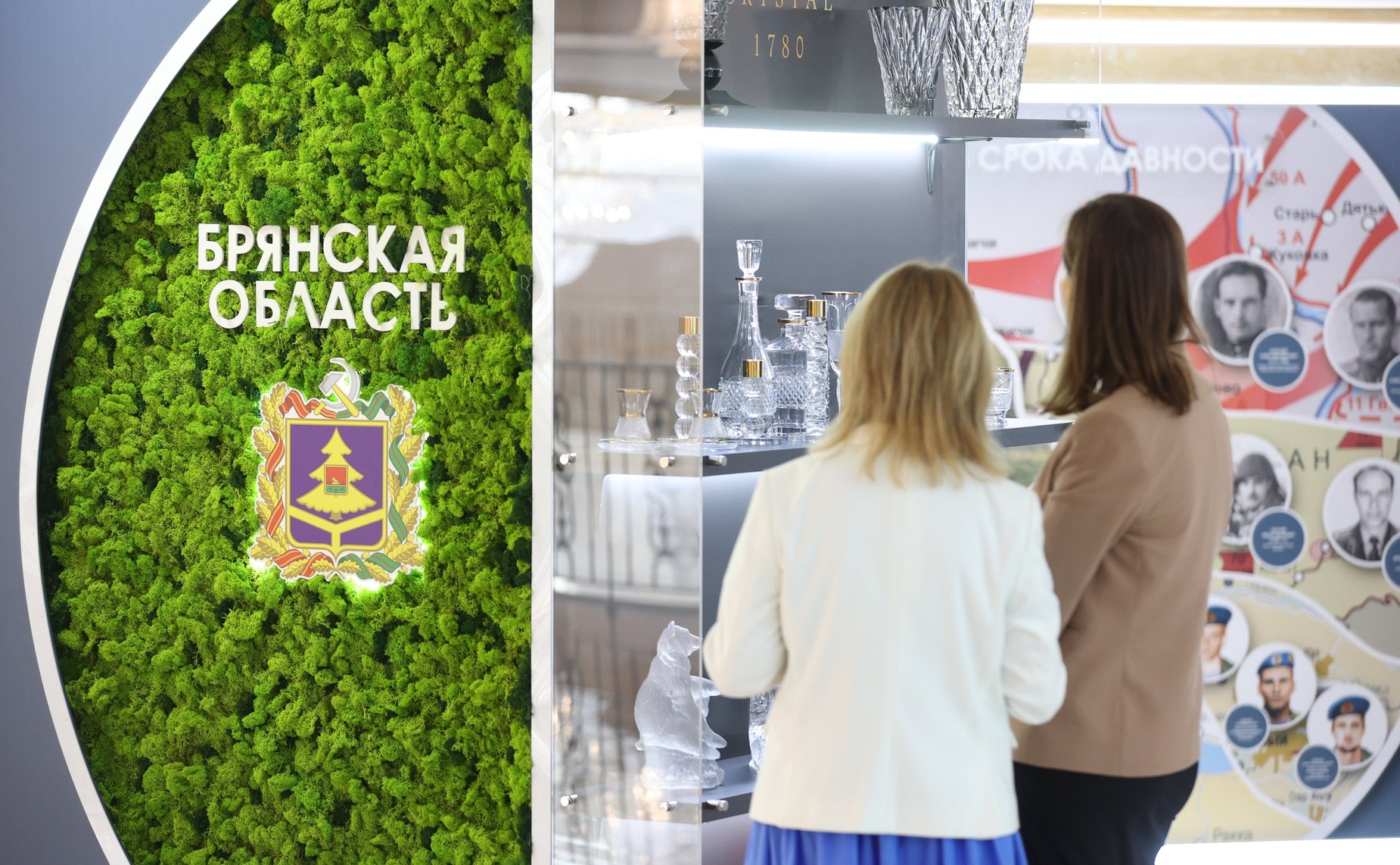 Валентина Матвиенко и Александр Богомаз осмотрели выставку, посвященную истории и перспективным направлениям развития Брянской области