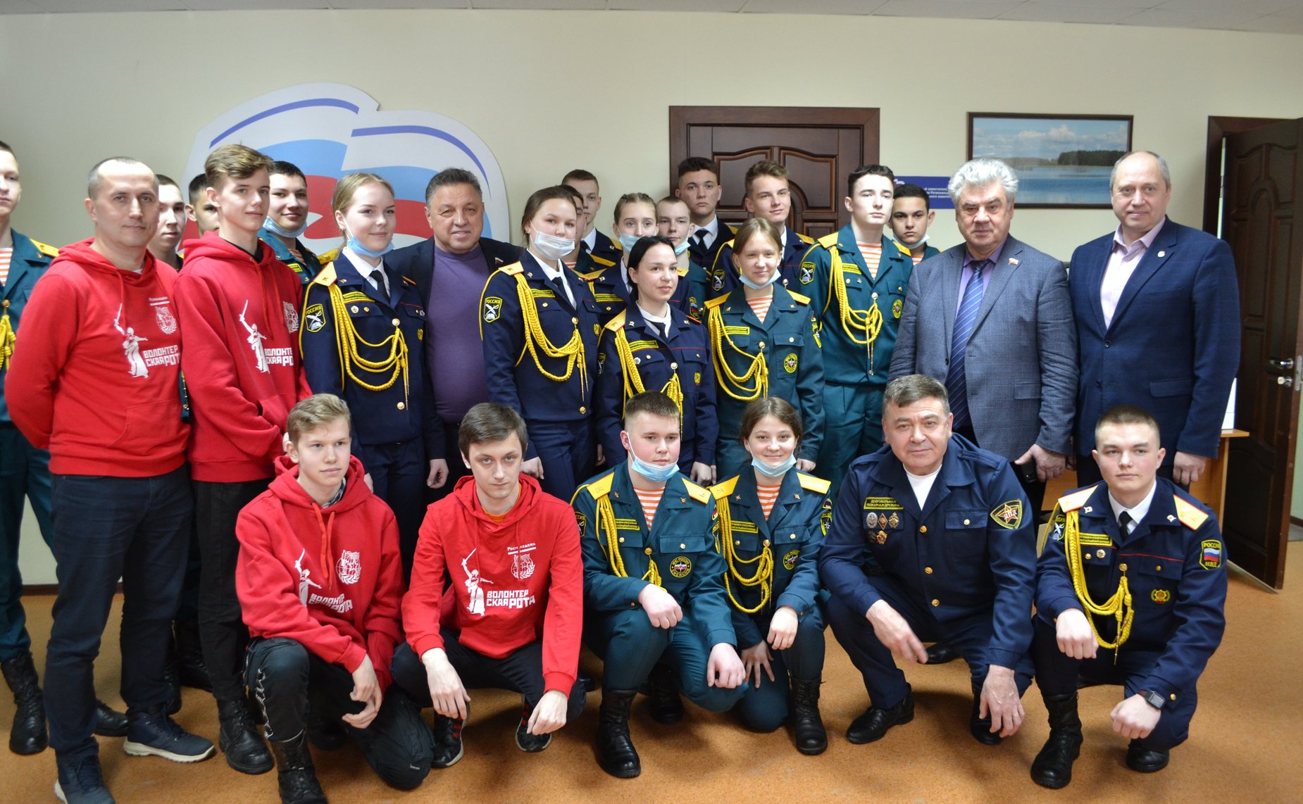 Вячеслав Тимченко и Виктор Бондарев провели встречу с кадетами Кировского пожарно-спасательного юридического полицейского колледжа и представителями волонтёрской роты «Боевого братства»