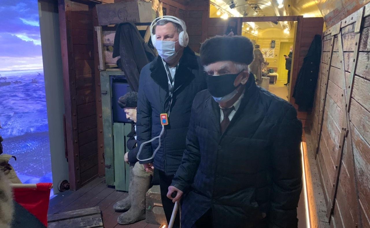 Сергей Березкин вместе с ветераном Великой Отечественной войны Владимиром Задворочным посетил передвижной музей «Поезд Победы» в Ярославле