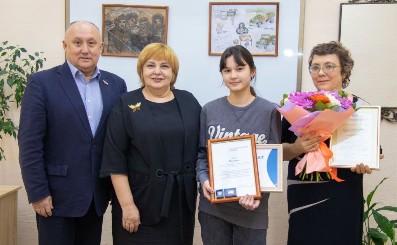 Андрей Базилевский встретился с победителем регионального этапа Всероссийского конкурса детского рисунка «Дорога жизни» Валерией Сун