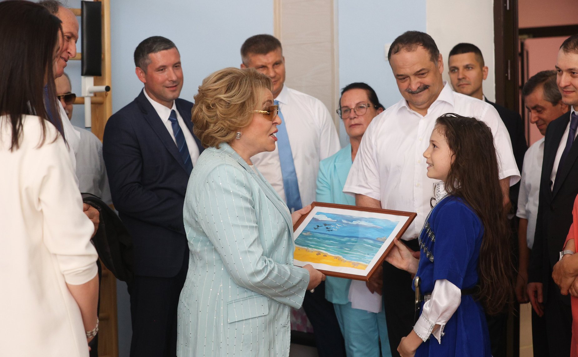 Валентина Матвиенко уделила внимание восьмилетней девочке из Табасаранского района, которая самостоятельно изготавливает предметы национальной одежды