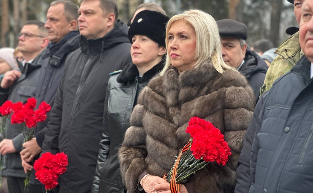 Светлана Кириллова приняла участие в возложении цветов к мемориалу Вечный огонь в Костроме