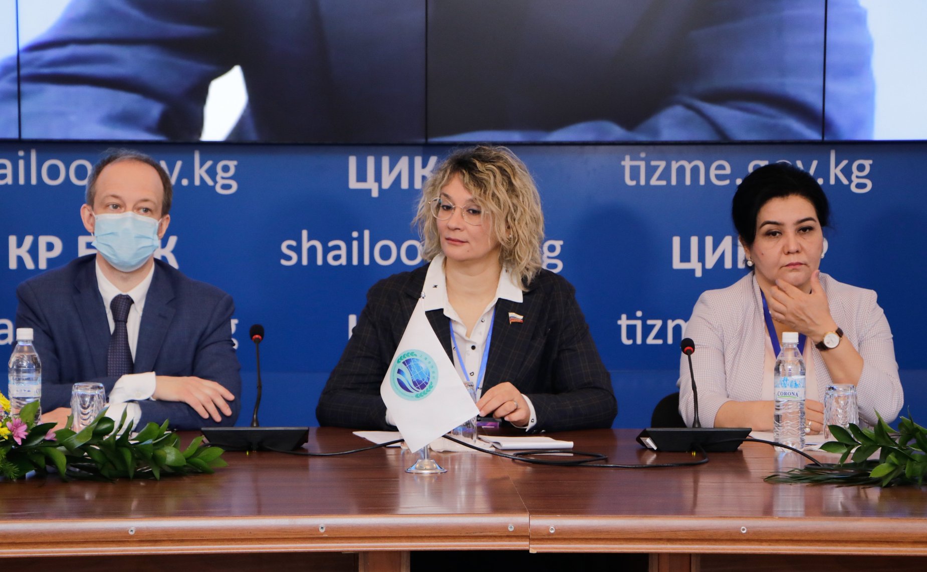 Сенаторы Российской Федерации приняли участие в наблюдении за референдумом по Конституции Киргизии