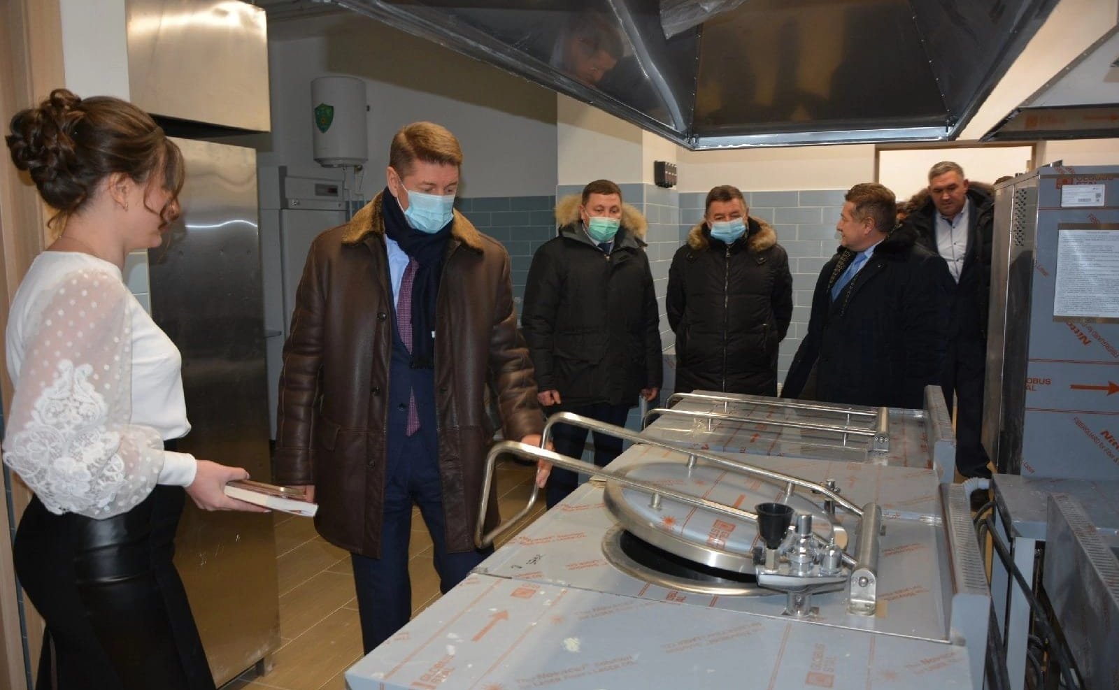 Андрей Шевченко осмотрел открытую после ремонта среднюю общеобразовательную школу села Путятино и вручил благодарственные письма педагогам