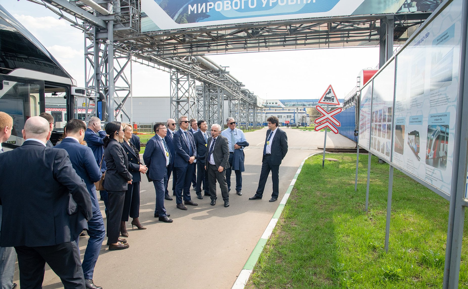 Участники 23-го заседания Комиссии по сотрудничеству между Советом Федерации и Сенатом Парламента Республики Казахстан посетили Тверской вагоностроительный завод