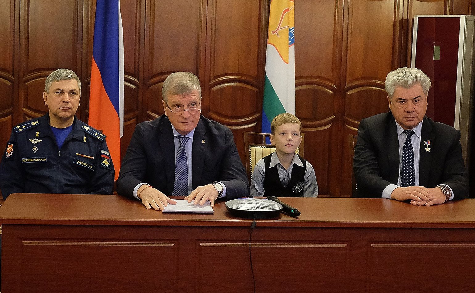 Виктор Бондарев в рамках Всероссийского гражданско-патриотического проекта «Дети-герои» наградил медалью «За проявленное мужество» кировского школьника