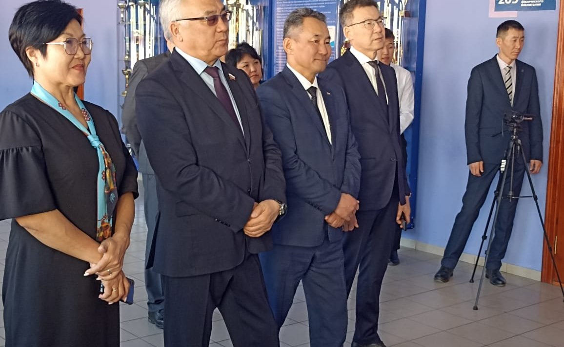 Баир Жамcуев в Агинском встретился с работниками налоговой службы, со студентами и преподавателями средних специальных учебных заведений