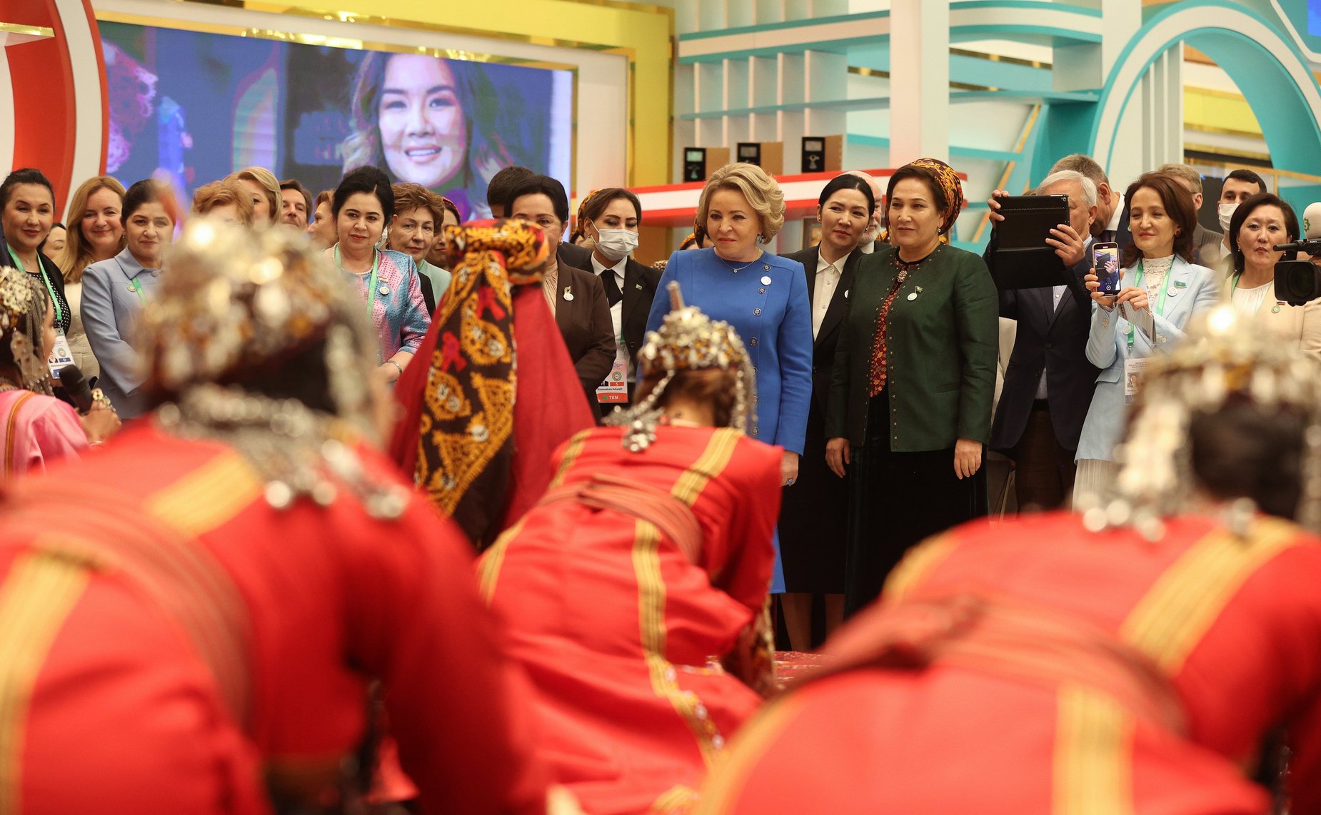 Пленарное заседание первого Диалога женщин стран Центральной Азии и России