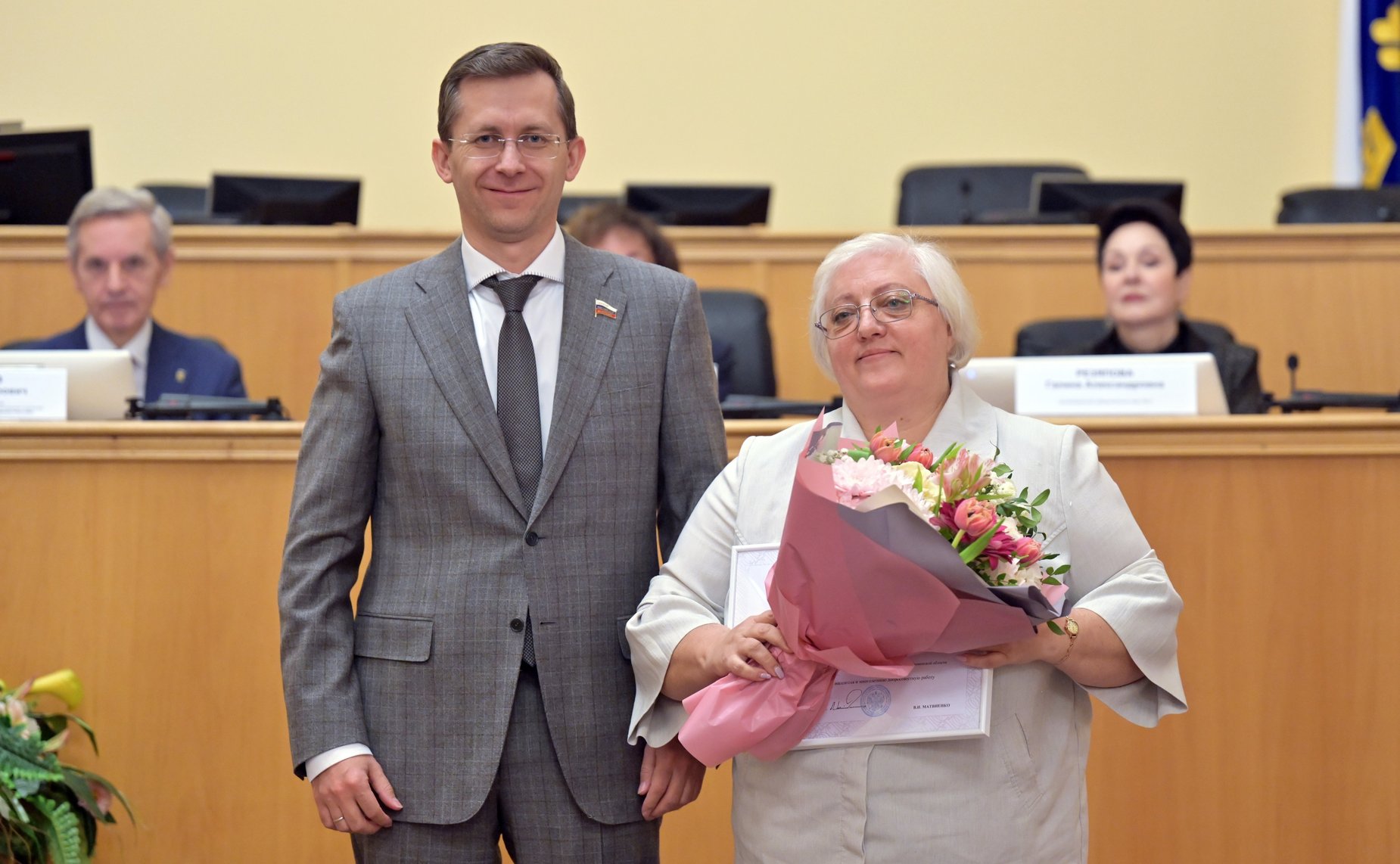 Павел Тараканов в ходе рабочей поездки в регион принял участие в заседании Тюменской областной Думы и вручил Благодарности Председателя Совета Федерации