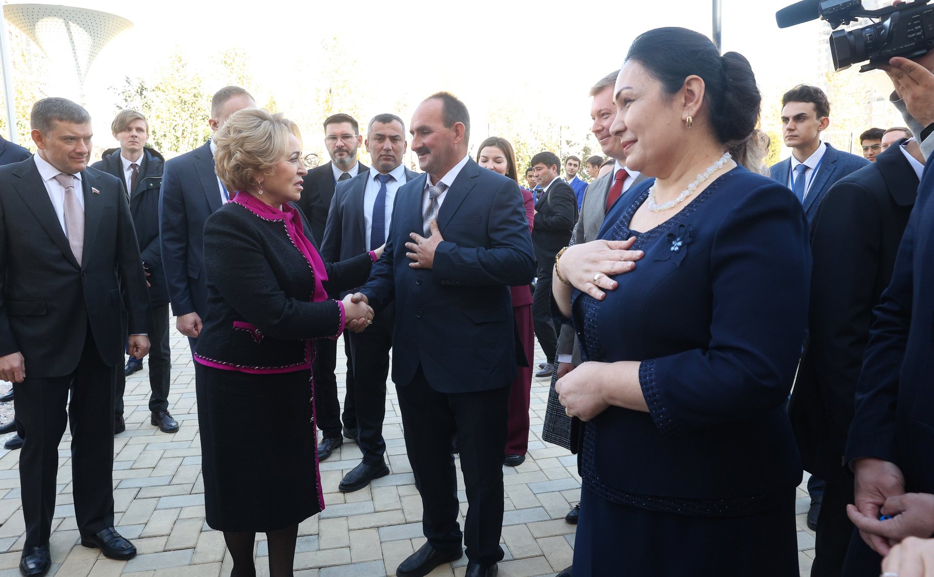 Председатель Совета Федерации Валентина Матвиенко в Душанбе приняла участие в церемонии передачи автомобилей представителям российско-таджикистанских образовательных учреждений