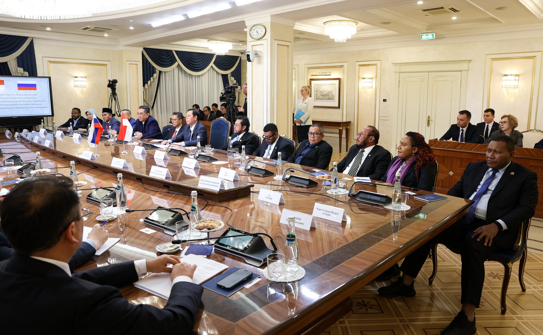 Валентина Матвиенко провела встречу с Председателем Совета представителей регионов Республики Индонезии Султаном Бактиаром Наджамундином