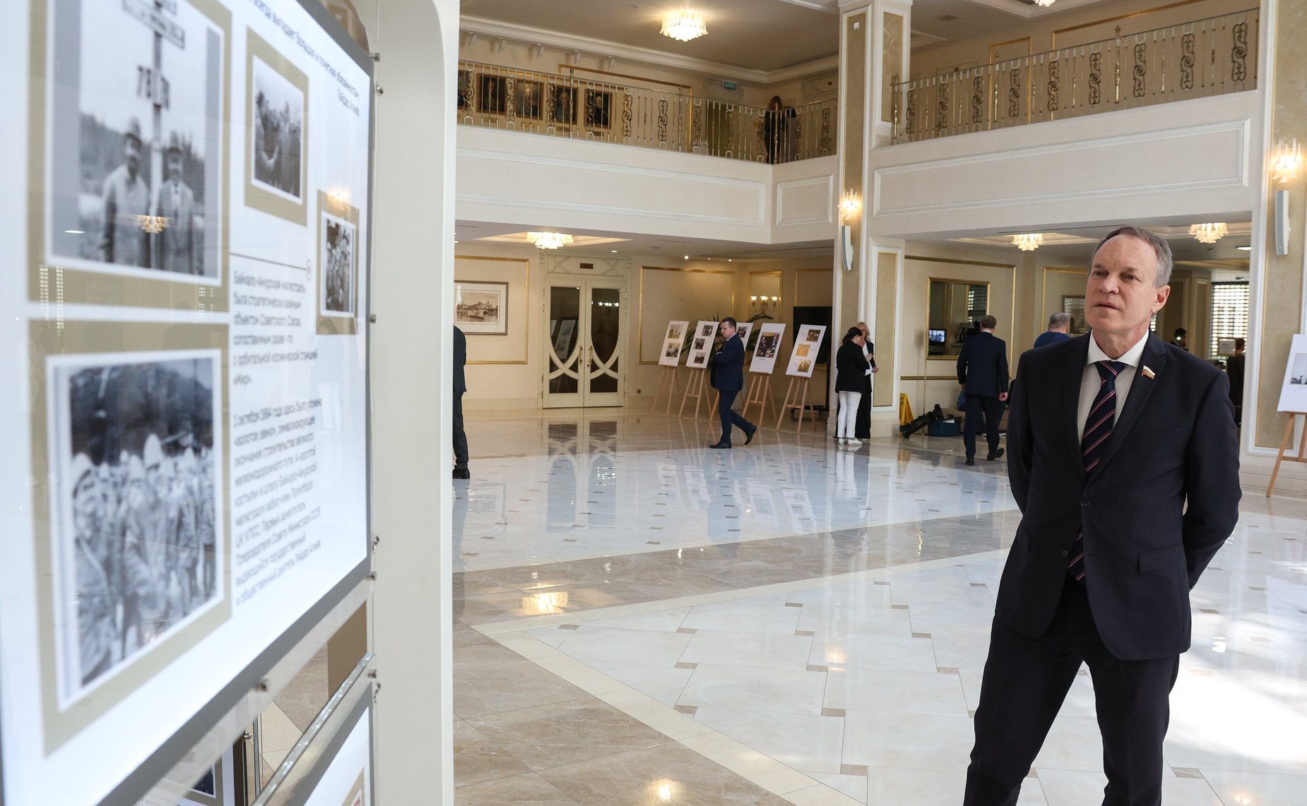 Валентина Матвиенко и Председатель Милли Меджлиса Азербайджанской Республики Сагиба Гафарова открыли в верхней палате российского парламента фотовыставку «В России часть моей души…», посвященную 100-летию со дня рождения Гейдара Алиева