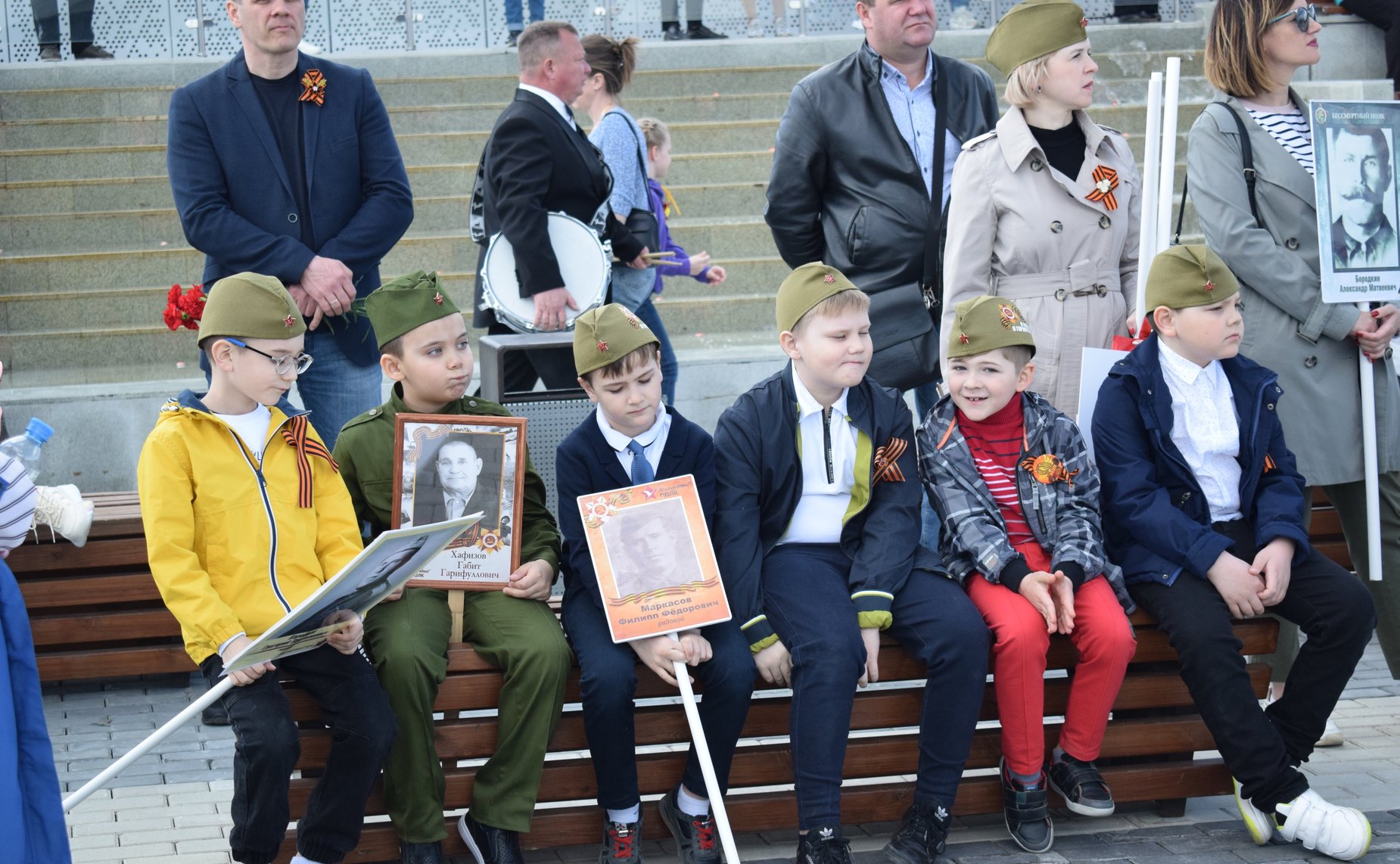 Эдуард Исаков посетил ряд мероприятий, приуроченных к 77-й годовщине Победы в Великой Отечественной войне, и принял участие в шествии «Бессмертный полк» в городе Югорске