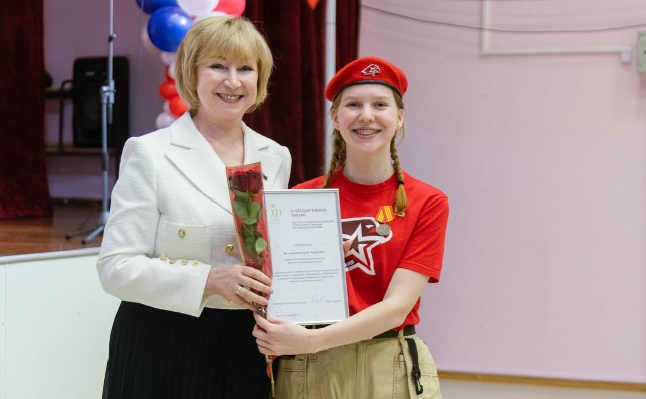 Римма Галушина вручила Благодарственные письма сенатора Российской Федерации юнармейцам НАО