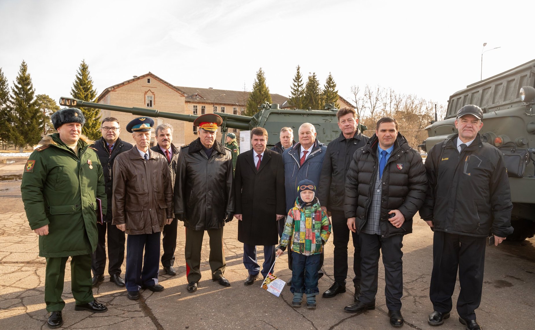 Встреча воинов гвардейского самоходного артиллерийского Симферопольского Краснознамённого орденов Суворова, Кутузова и Александра Невского полка с делегацией крымских шефов