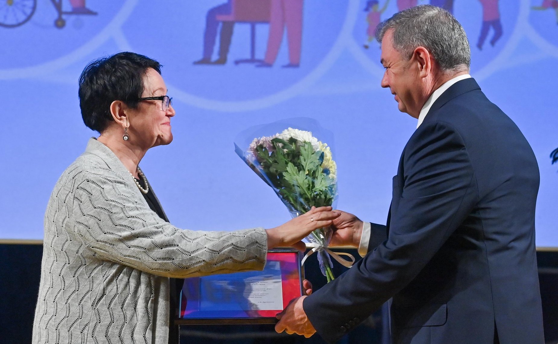 В Калуге в Калужском областного драматическом театре состоялось приветственное мероприятие, посвященное Дню социального работника и Дню создания службы занятости населения Калужской области