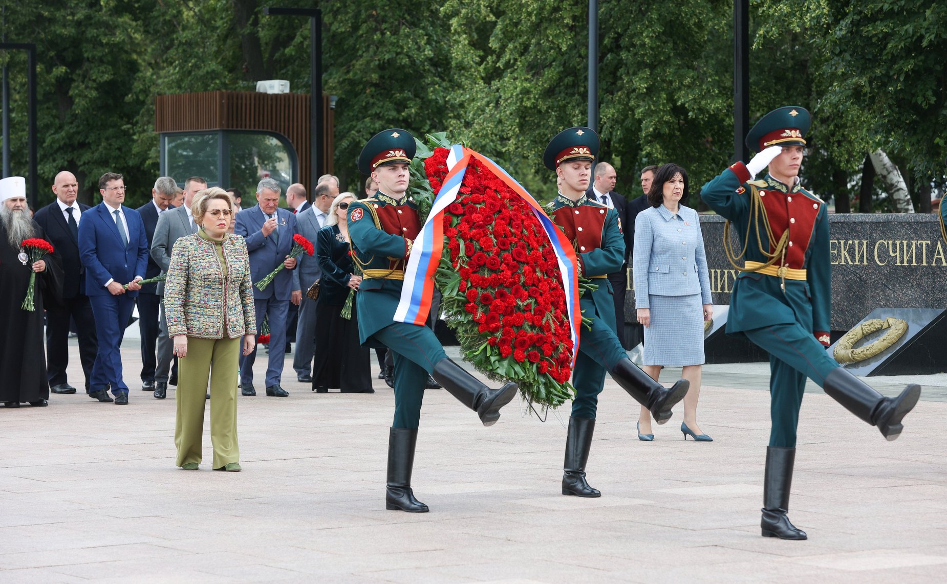 Церемония возложения венков к Вечному огню