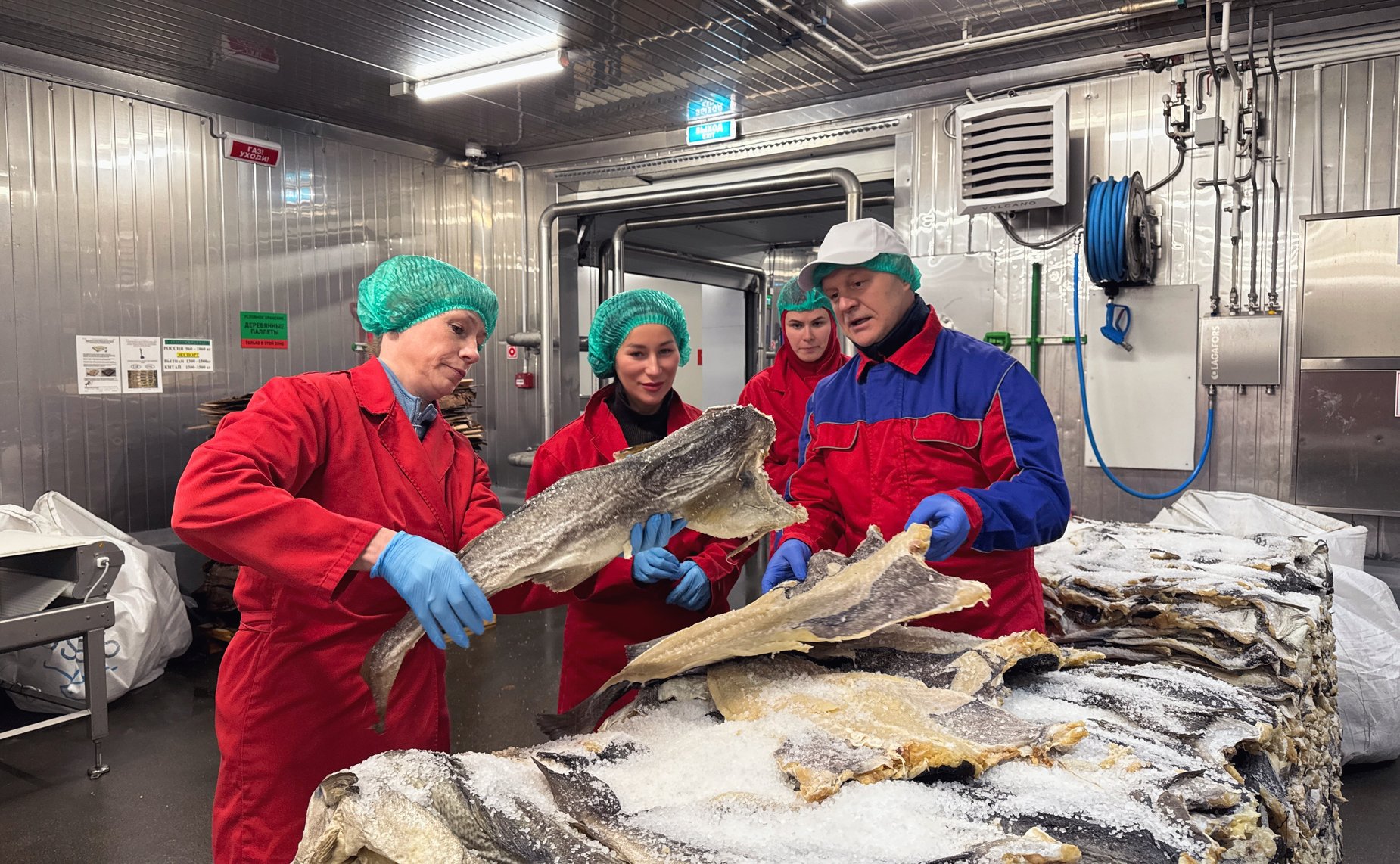 Елена Дягилева посетила одну из рыбных компаний — береговое перерабатывающее производство