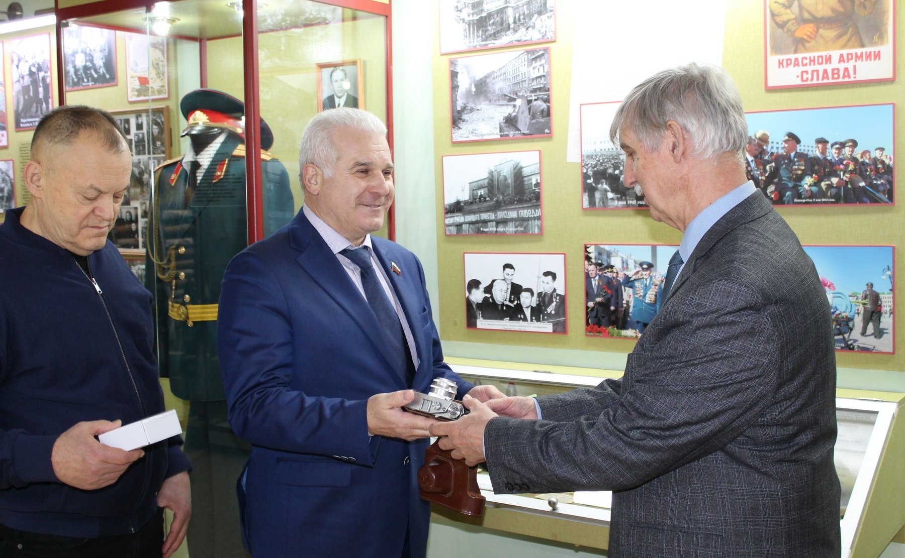 Сергей Мартынов осмотрел в Республике Марий Эл выставку, посвященную воинам-героям