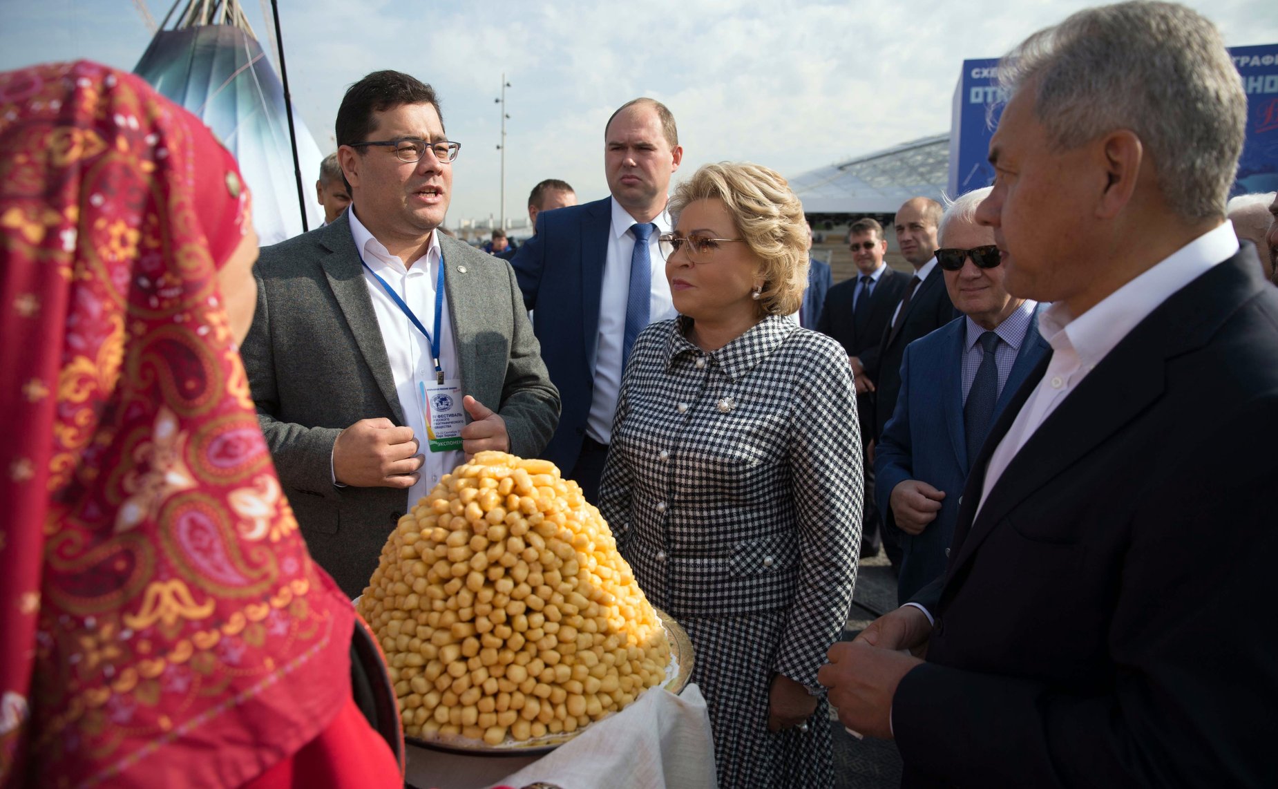 Валентина Матвиенко и Сергей Шойгу посетили тематические павильоны