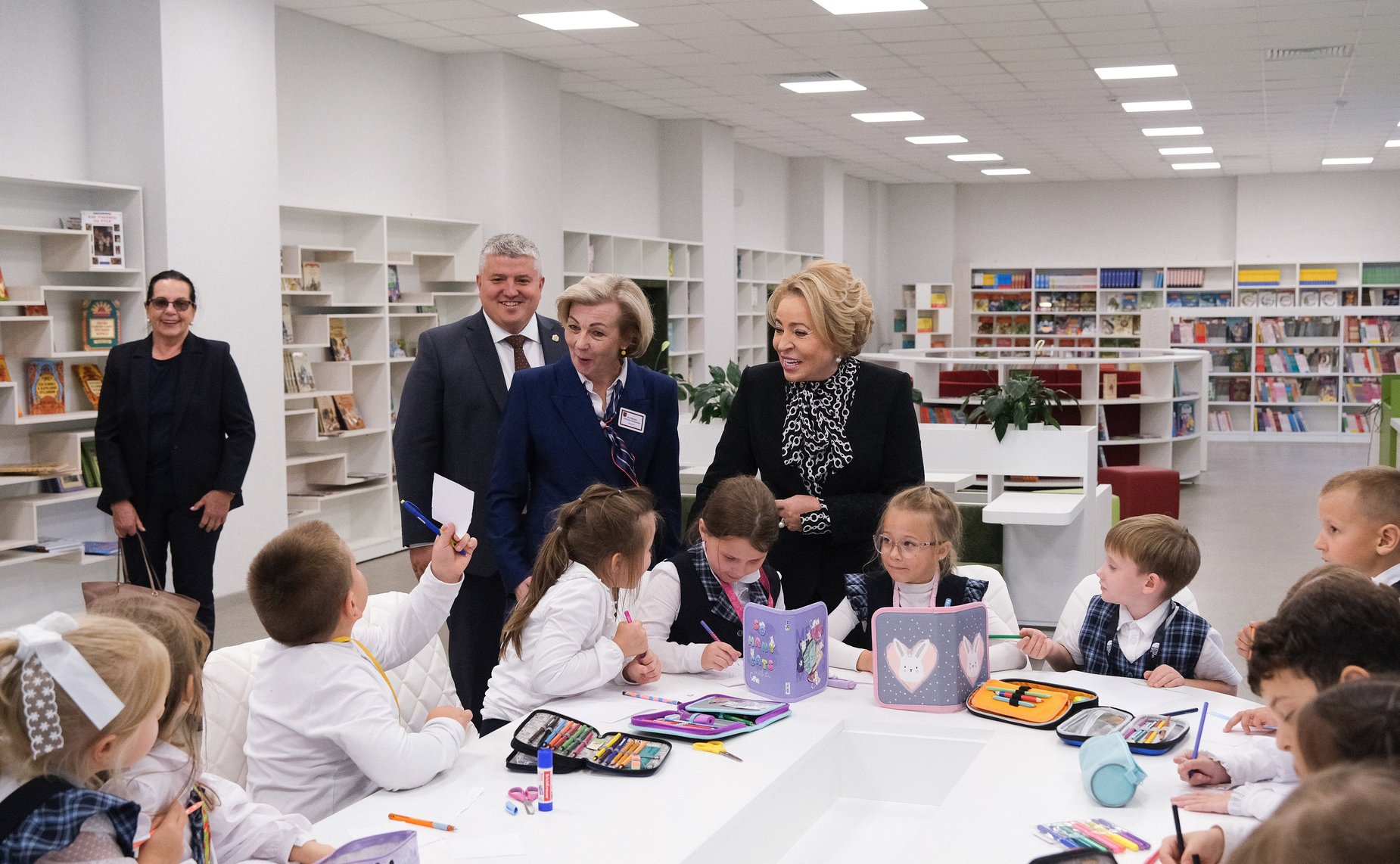 В рамках работы Х Парламентского форума «Историко-культурное наследие России» в Великом Новгороде Валентина Матвиенко посетила детскую общеобразовательную школу имени Г.Р. Державина и Дом музыки имени С.В. Рахманинова