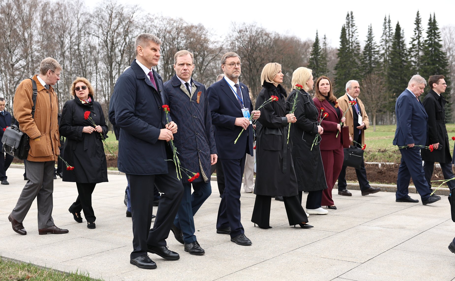 Делегации стран-участниц Межпарламентской Ассамблеи СНГ возложили венки и цветы к Монументу «Мать-Родина» на Пискаревском мемориальном кладбище, а также к памятным плитам государств на Аллее Памяти