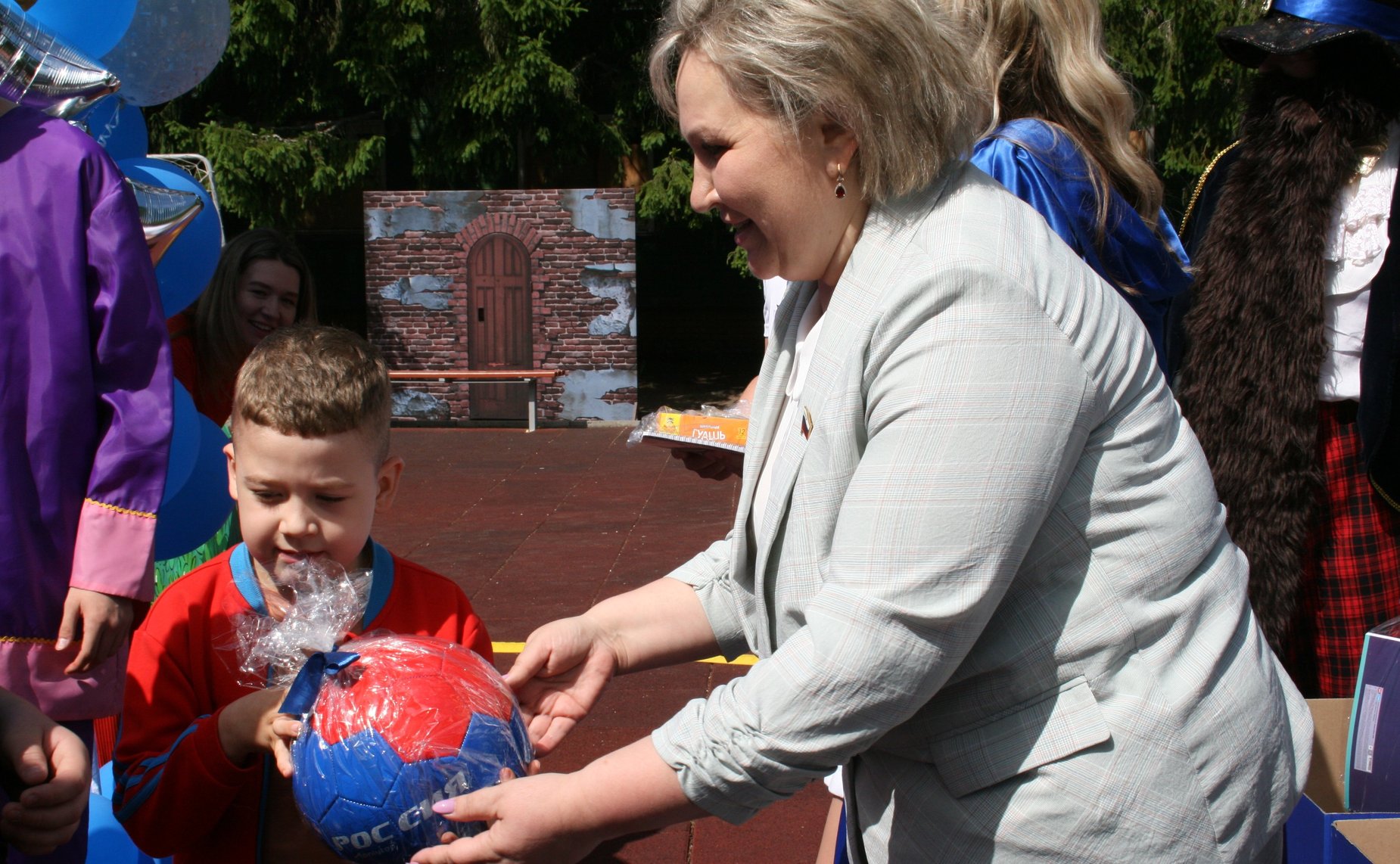 Елена Писарева в Новгородском реабилитационном центре побеседовала с родителями и приняла участие в проведении праздника для детей из Белгородской области