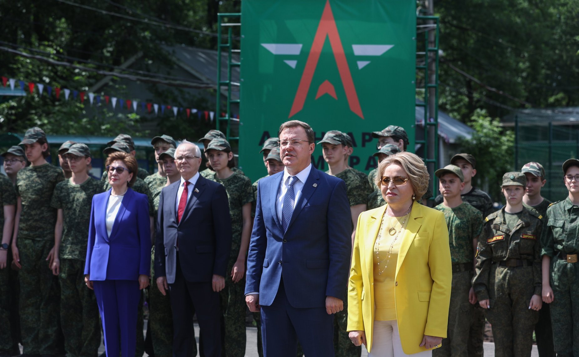 Председатель СФ Валентина Матвиенко и губернатор Самарской области Дмитрий Азаров посетили центр военно-патриотического воспитания «Авангард-Самара» и приняли участие в торжественном открытии военно-патриотической смены «Защитники Отечества»