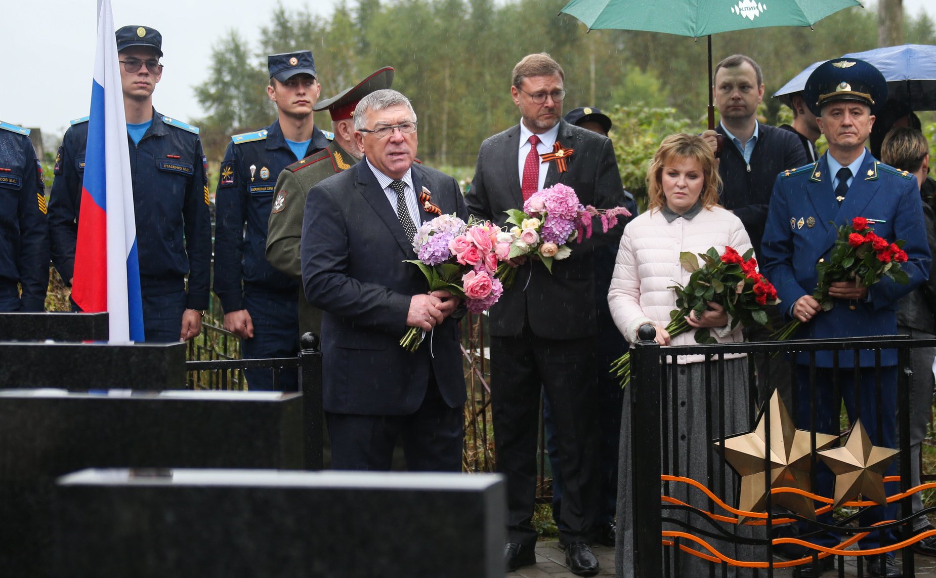 Константин Косачев и Валерий Рязанский приняли участие в открытии двух отремонтированных и реконструированных воинских мемориалов, расположенных на территории Спас-Заулковского муниципального кладбища