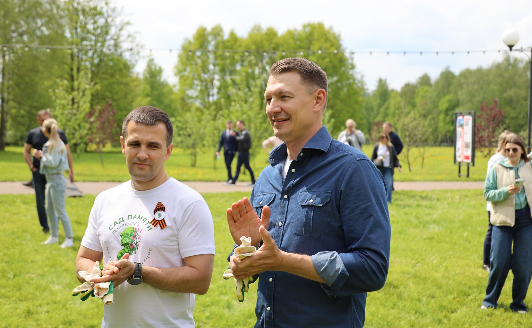 В Год защитника Отечества и 80-летия Победы в Великой Отечественной войне 1941–1945 годов сенаторы РФ и сотрудники Аппарата СФ провели акцию «Сад Памяти» — высадили 250 кустов сирени в музее-заповеднике «Горки Ленинские»