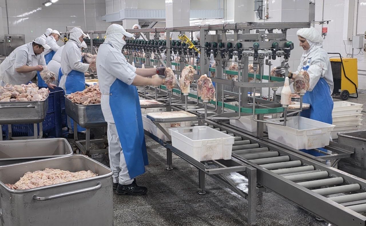 Ольга Бас в ходе региональной поездки посетила одно из самых знаковых предприятий региона ‒ ООО «Луганский мясокомбинат»