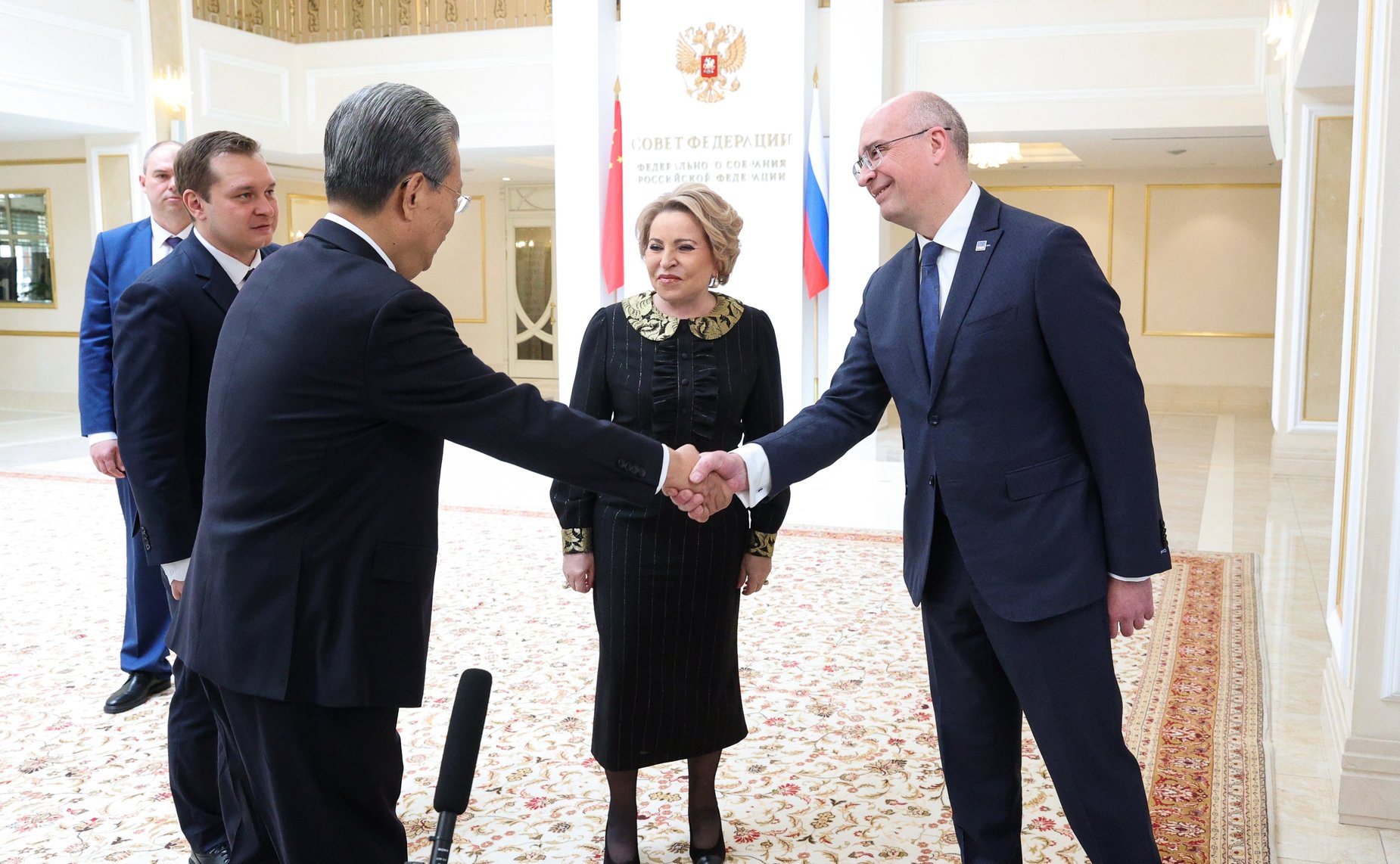 Валентина Матвиенко и Чжао Лэцзи осмотрели фотовыставку «Нерушимая дружба великих народов, стратегическое партнерство великих держав»