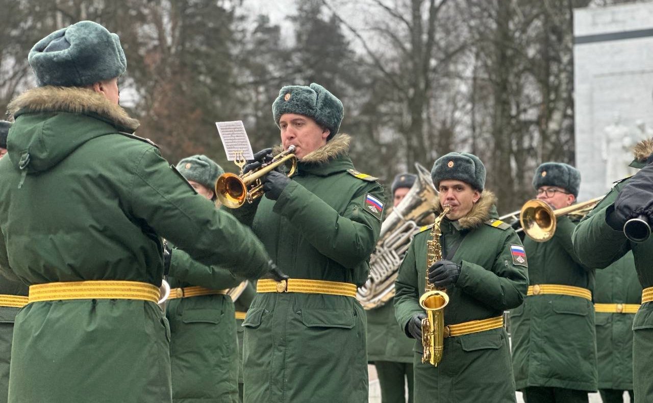 Светлана Кириллова приняла участие в возложении цветов к мемориалу Вечный огонь в Костроме