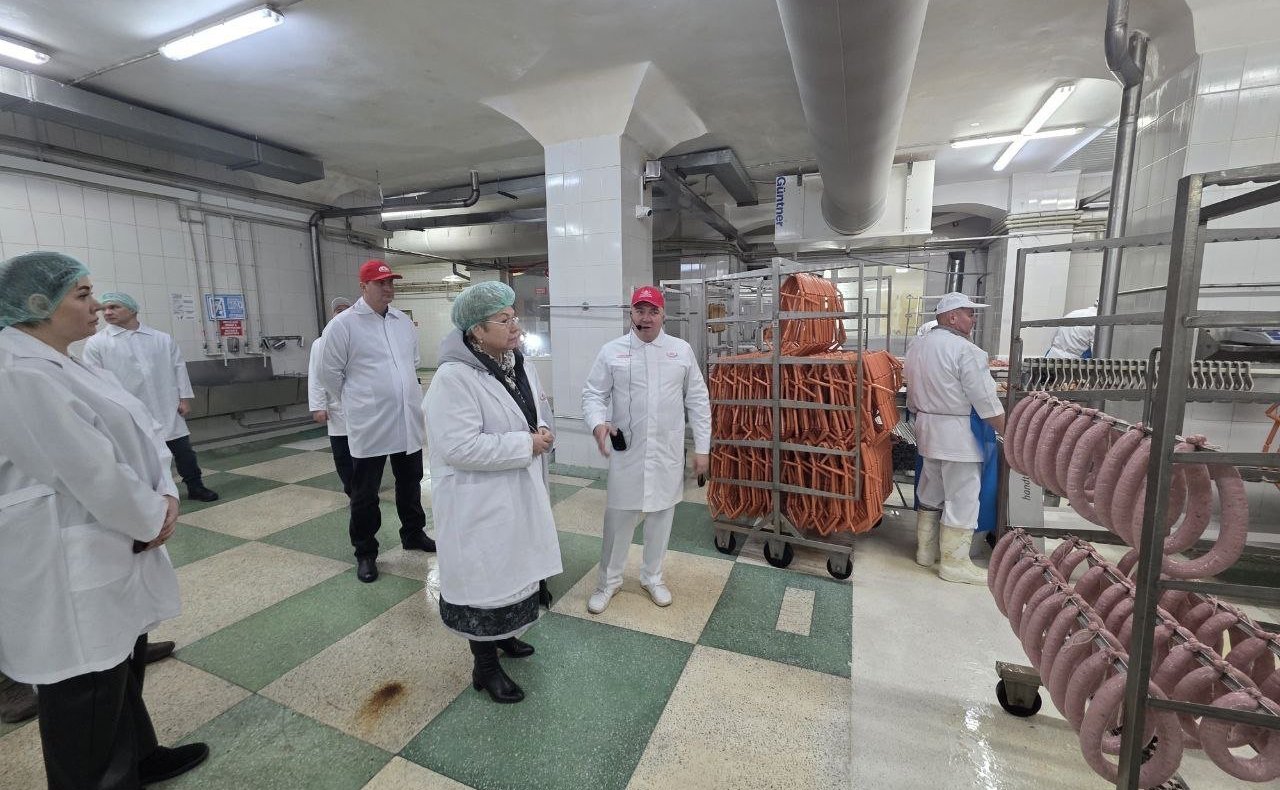 Ольга Бас в ходе региональной поездки посетила одно из самых знаковых предприятий региона ‒ ООО «Луганский мясокомбинат»